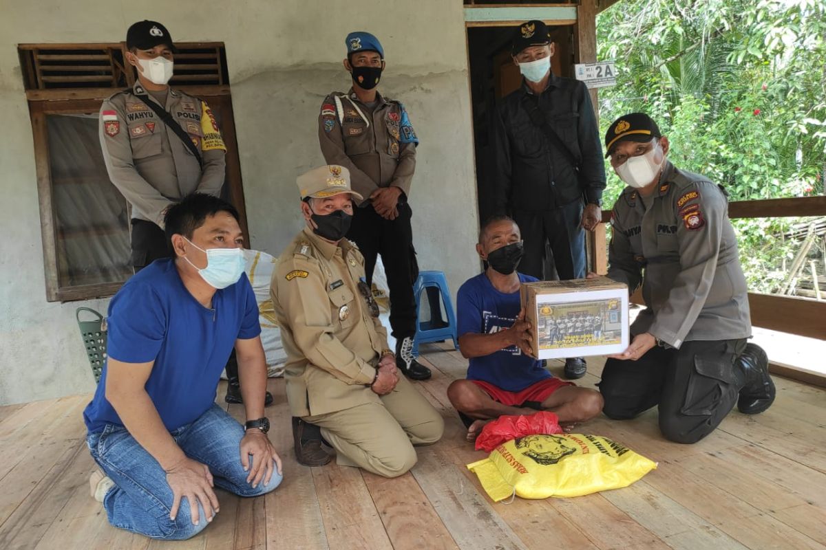 Polisi bantu warga kurang mampu di Boyan Tanjung Kalbar