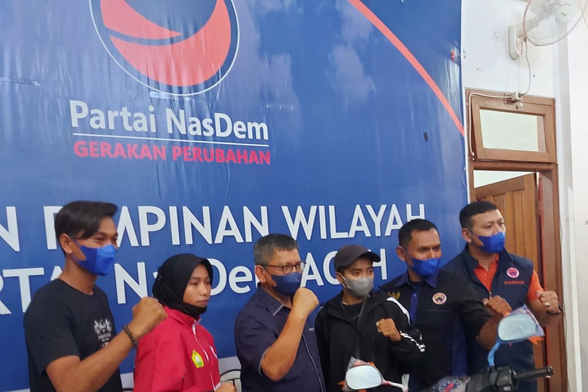 PON Papua - Peraih emas muaythai Aceh terima sepmor dari DPW Nasdem