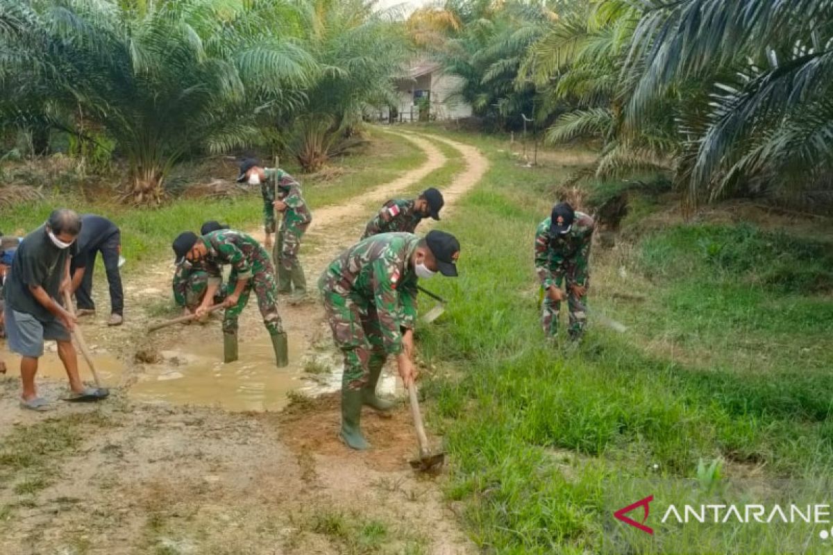 TNI-warga bergotong royong perbaiki jalan rusak di batas RI-Malaysia