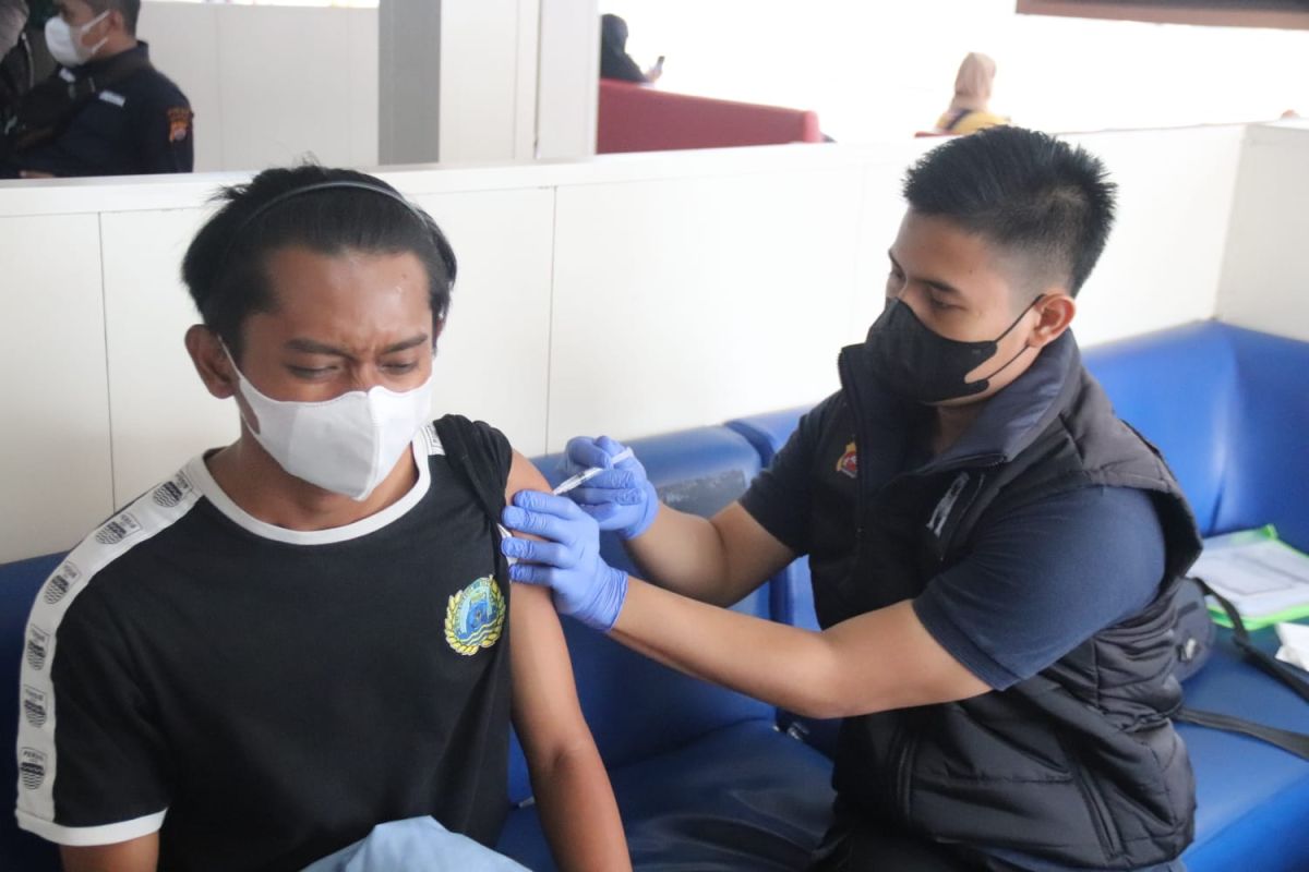 Polda Banten vaksinasi COVID-19 penumpang kapal feri di Merak