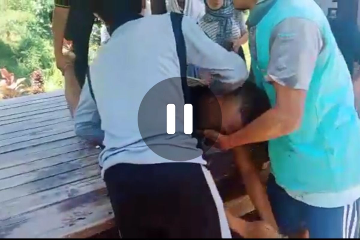 Video detik-detik warga selamatkan pelajar tenggelam di Danau Biru Lombok Tengah