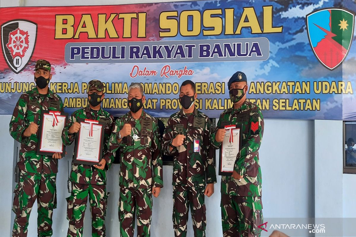 Pangkoopsau II awards Sjamsudin Noor asset team, Tanah Laut regent