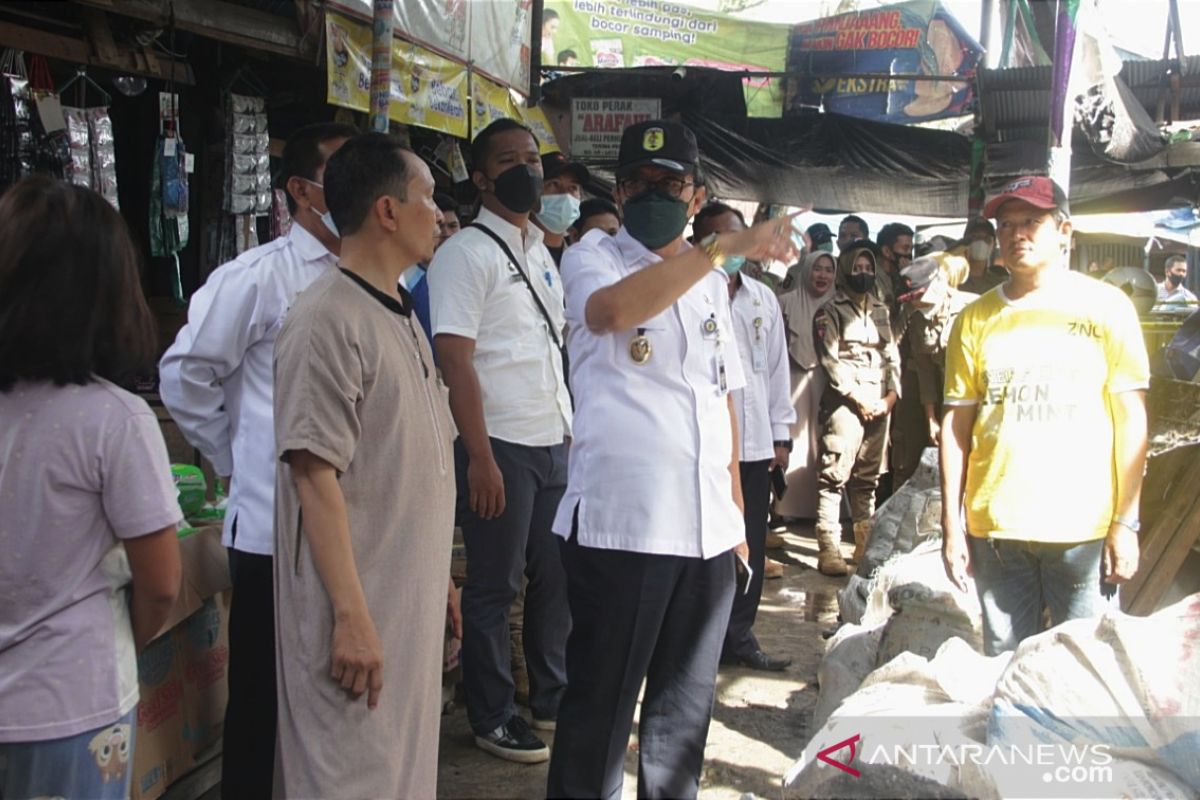 Tinjau lokasi kebakaran, Wabup HST minta Disdag segera koordinasi lakukan pembenahan pasar