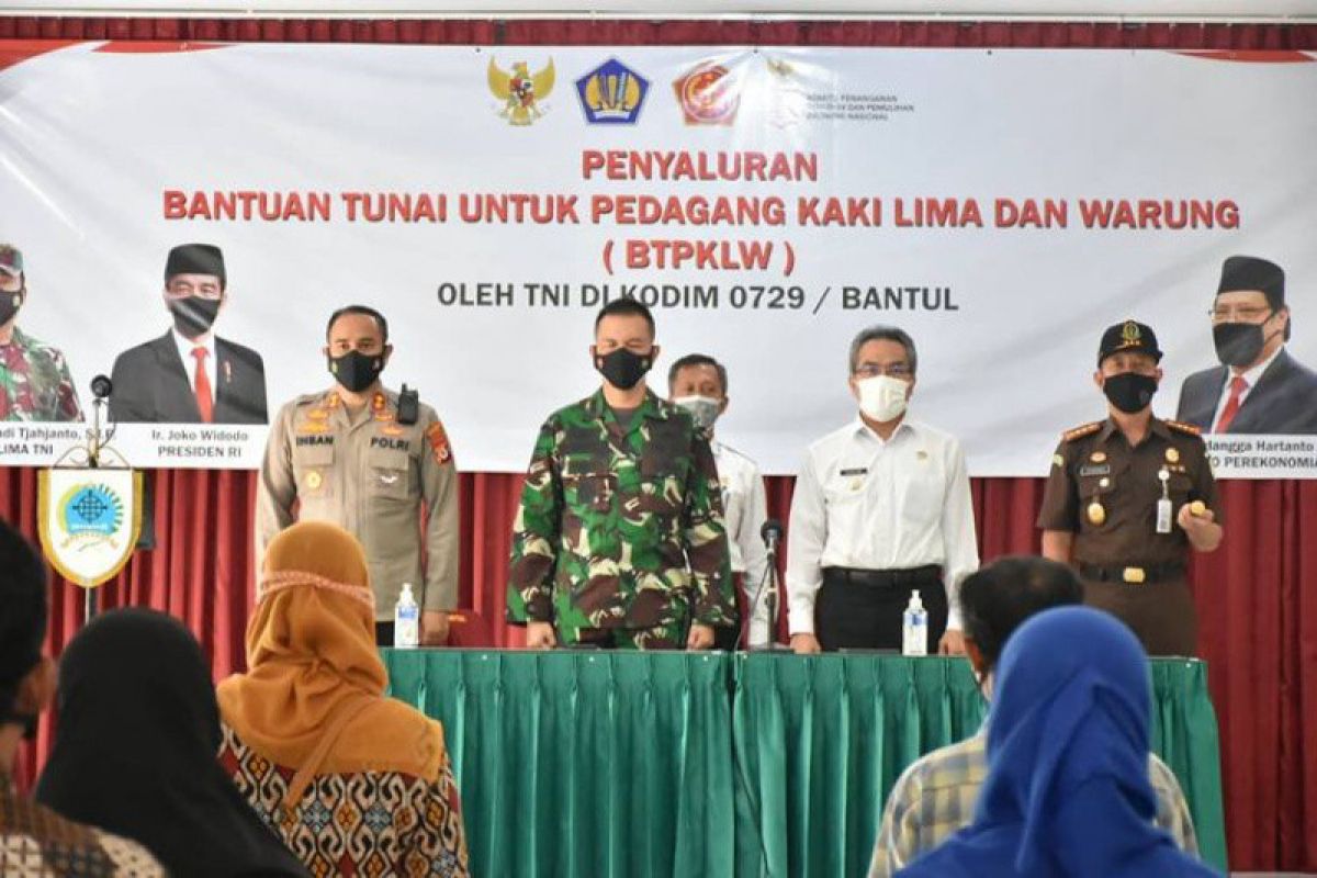 Kodim Bantul menyalurkan bantuan tunai PKL percepat pemulihan ekonomi