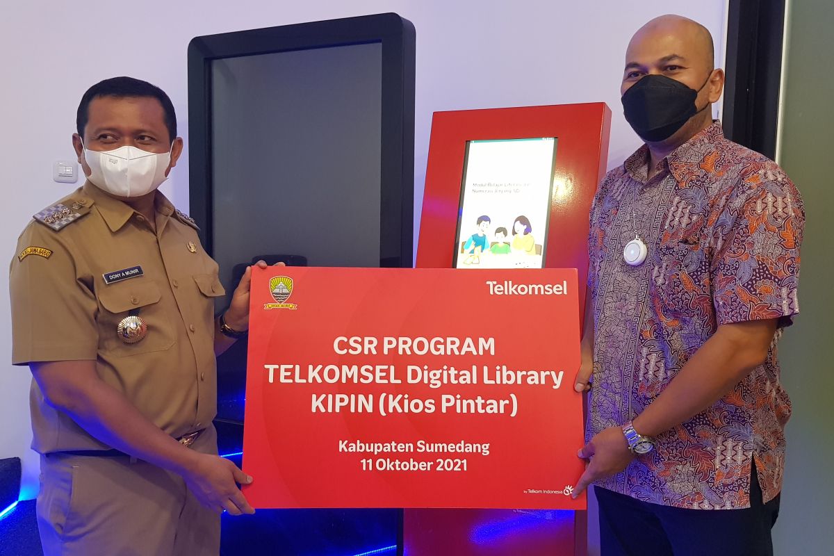 Telkomsel serahkan Anjungan Mandiri Telkomsel Digital Library KIPIN ke Pemkab Sumedang