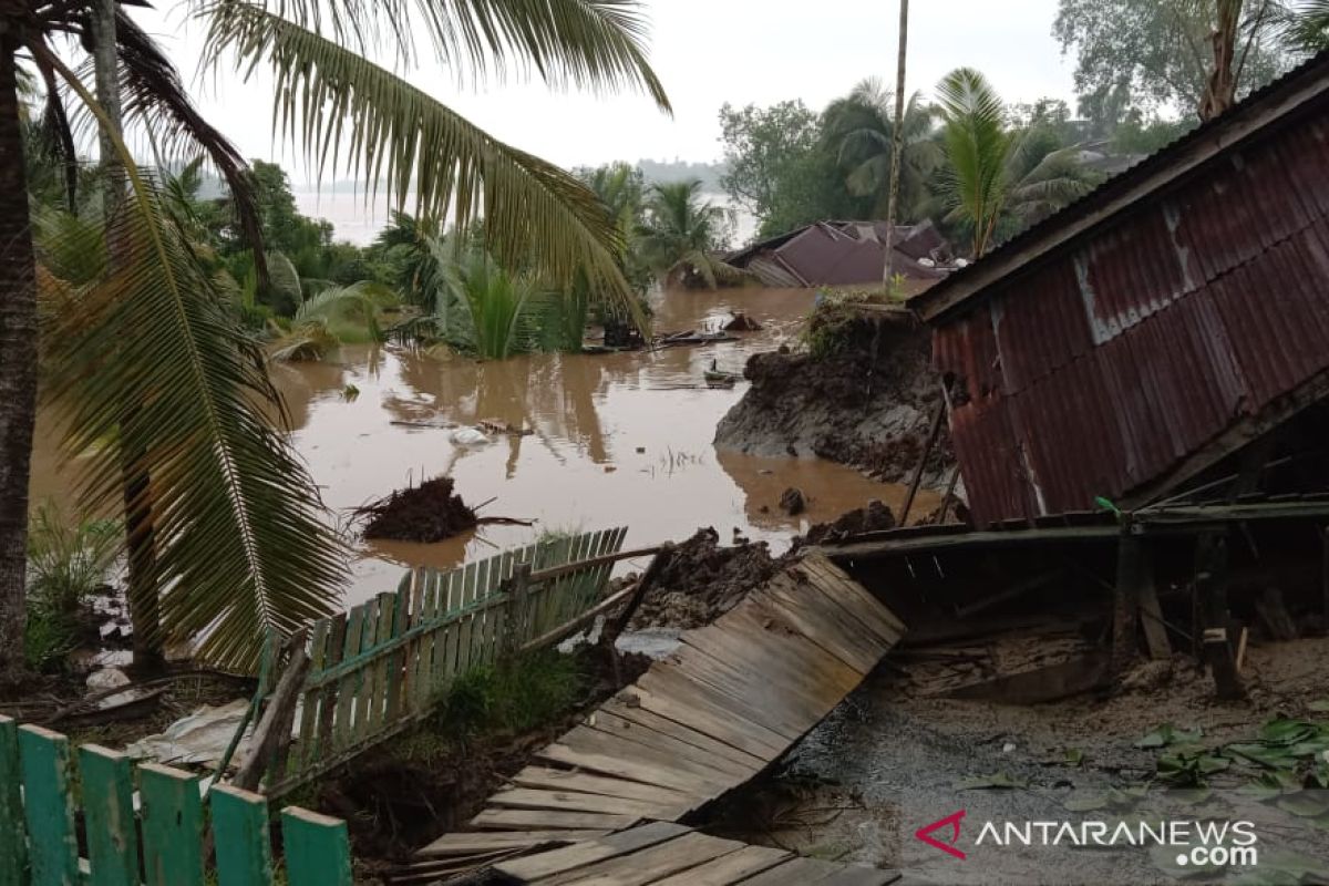 Terjangan longsor hanyutkan dua rumah dan rusak tempat ibadah di Tanjabbar