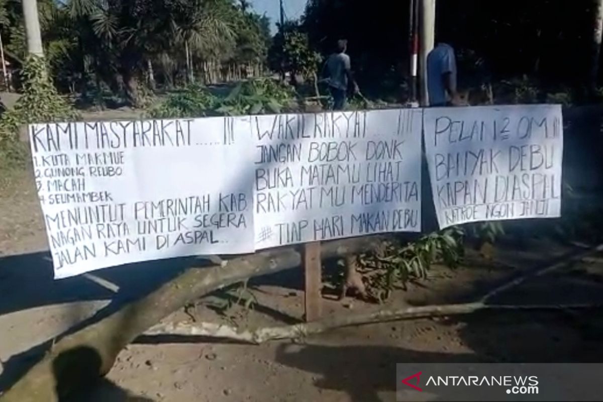 Kecewa janji bupati saat kampanye, warga empat desa di Nagan Raya blokir jalan