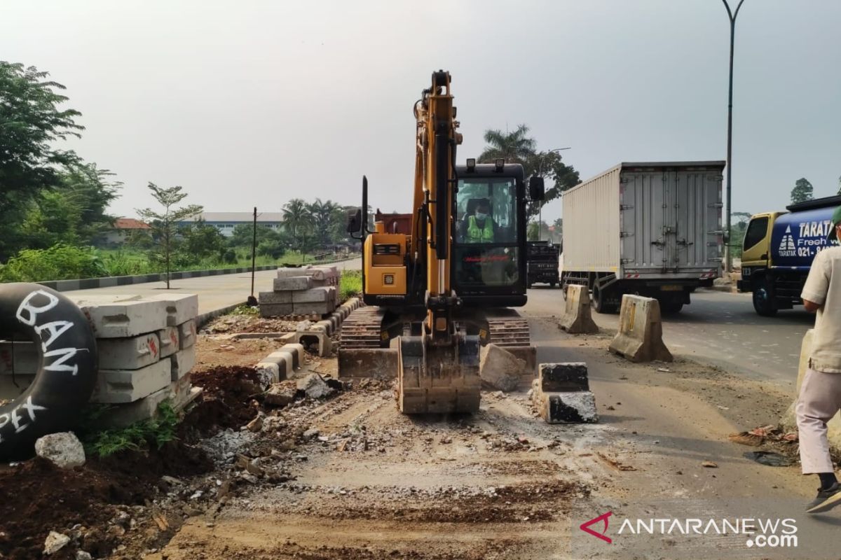 Baru tiga bulan dipasang, pembatas jalan sepanjang 4,8 kilometer di Sentul Bogor dibongkar ulang (video)