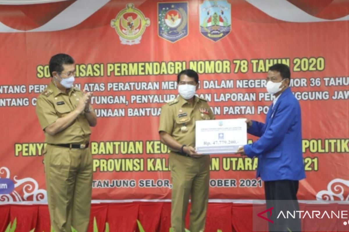 Gubernur Kaltara menyerahkan bantuan keuangan parpol