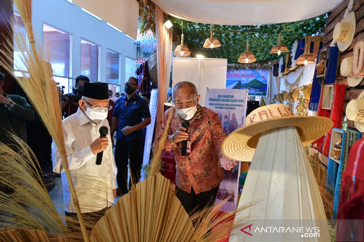 Wapres Ma'ruf Amin tertarik kerajinan miniatur perahu dari kayu langka