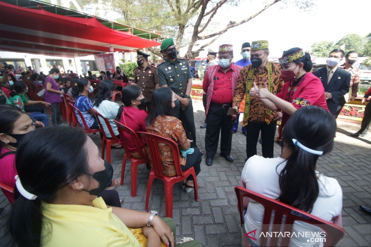 Bupati Landak minta warga taati protokol kesehatan saat ikuti vaksinasi