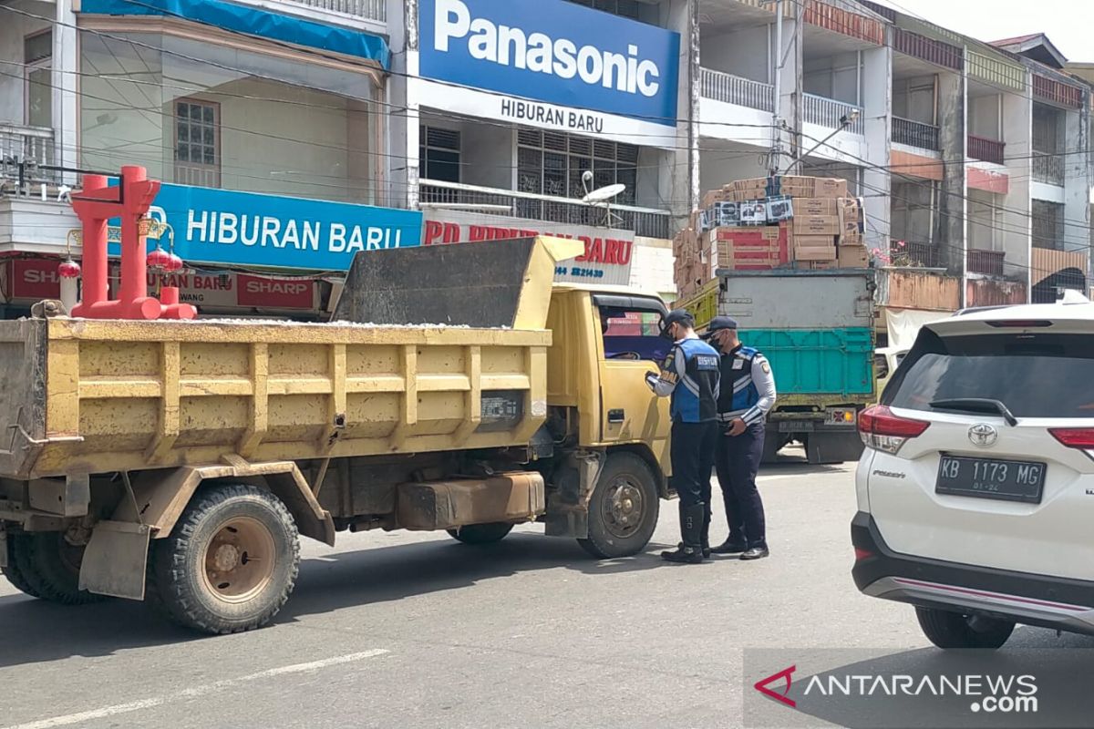 Forum LLAJ Kota Singkawang tilang truk yang langgar aturan
