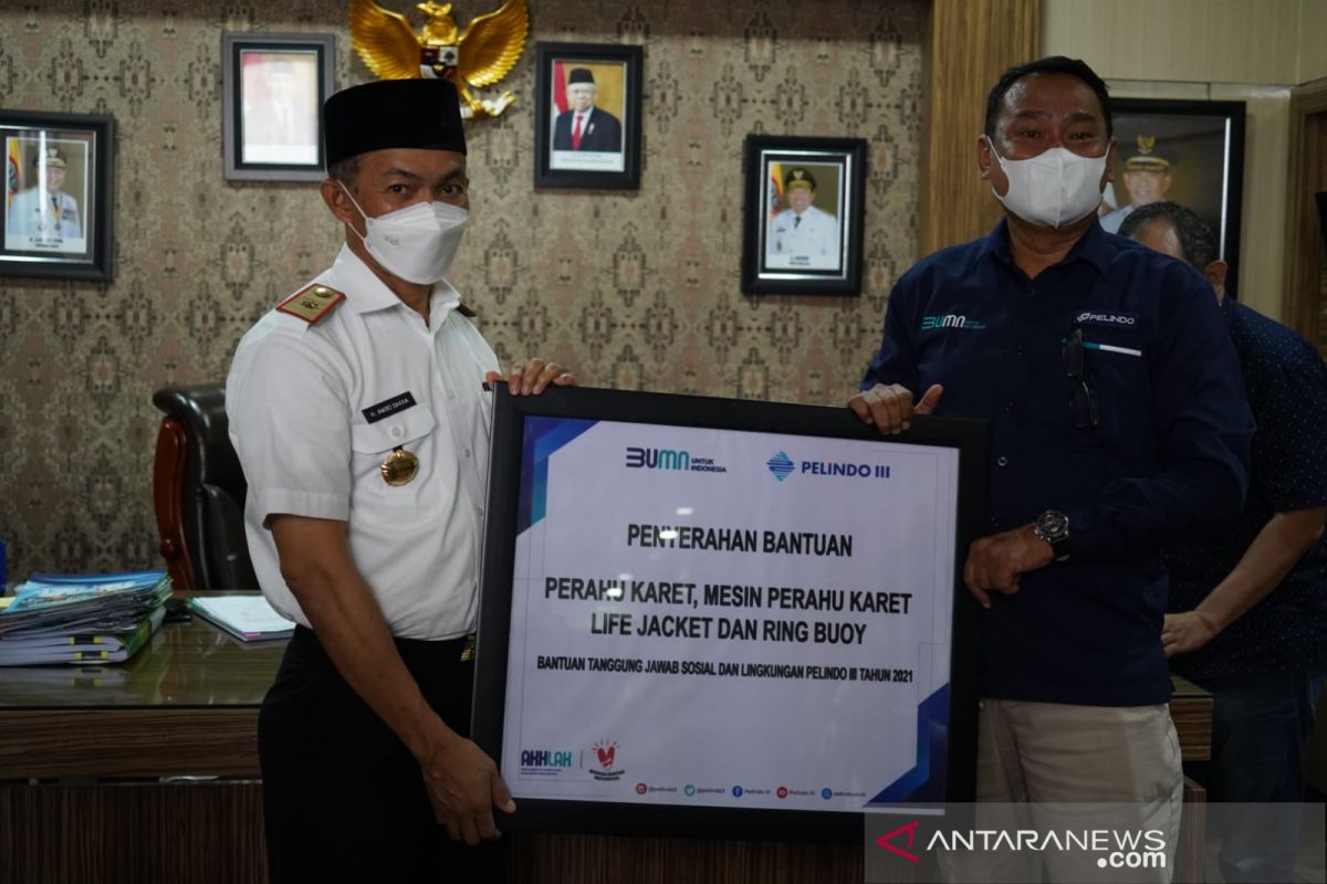 PT. Pelindo Batulicin serahkan bantuan perahu karet ke pemerintah daerah