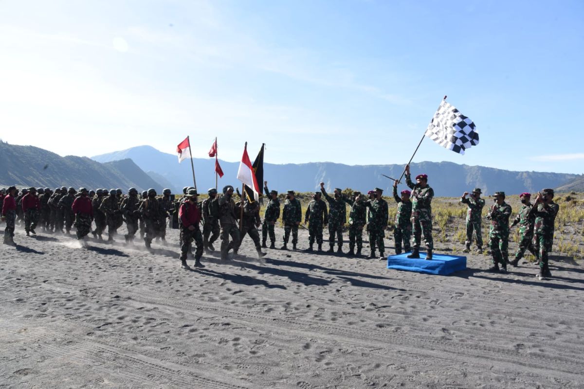 Gubernur AAL dampingi Kasal lepas lintas medan Pendidikan Komando Marinir di Bromo