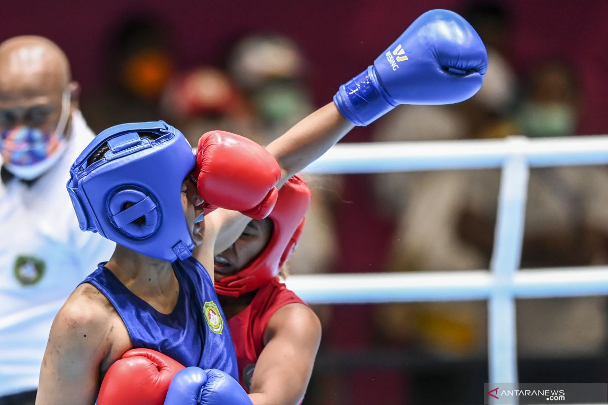 Juara bertahan Welmy Pariama takluk, petinju Papua rebut emas welter ringan putri