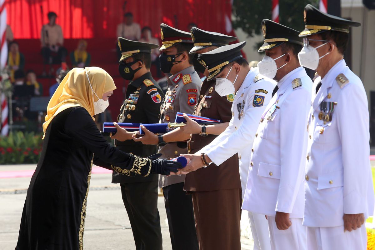 Wali Kota Surabaya dapat lencana penghargaan 