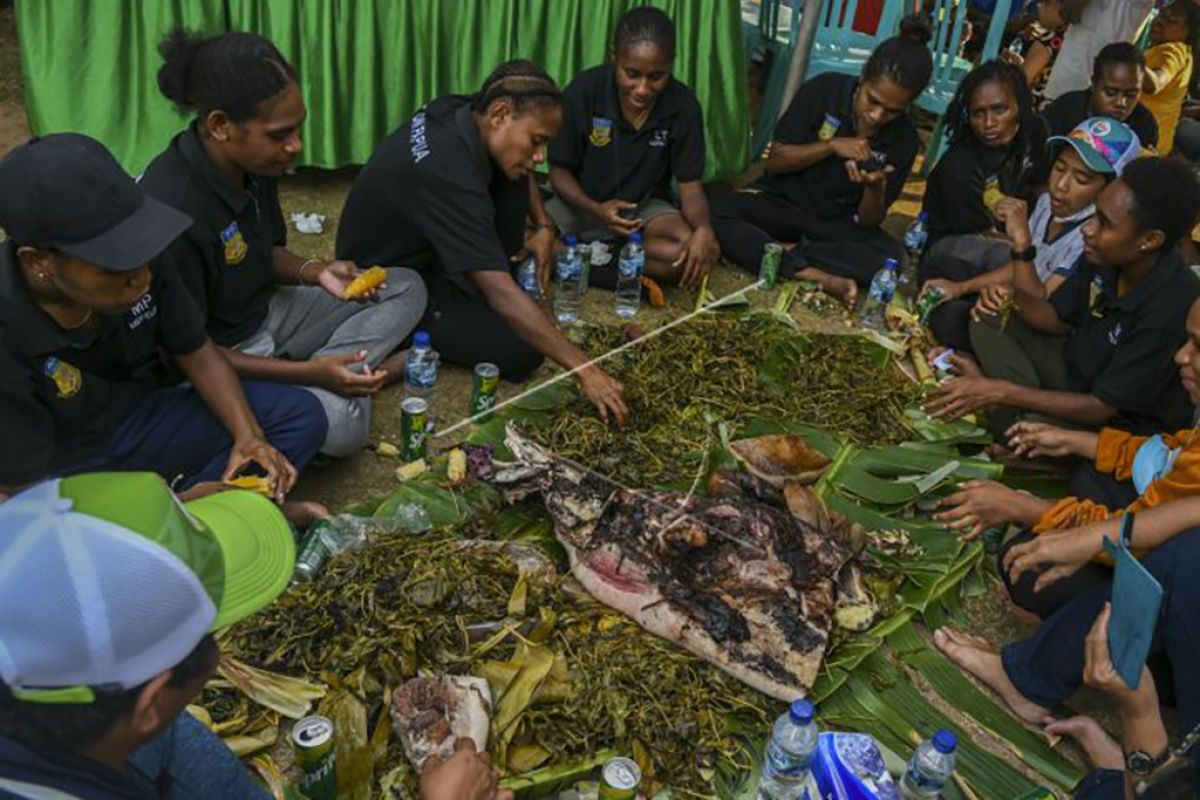 Pesta bakar batu tim sepak bola putri Papua