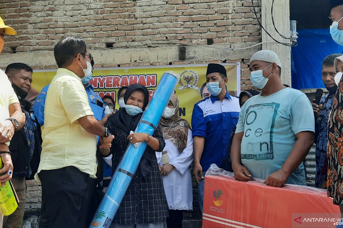 Korban kebakaran di Sungai Garinggiang, terima bantuan dari Kemensos RI