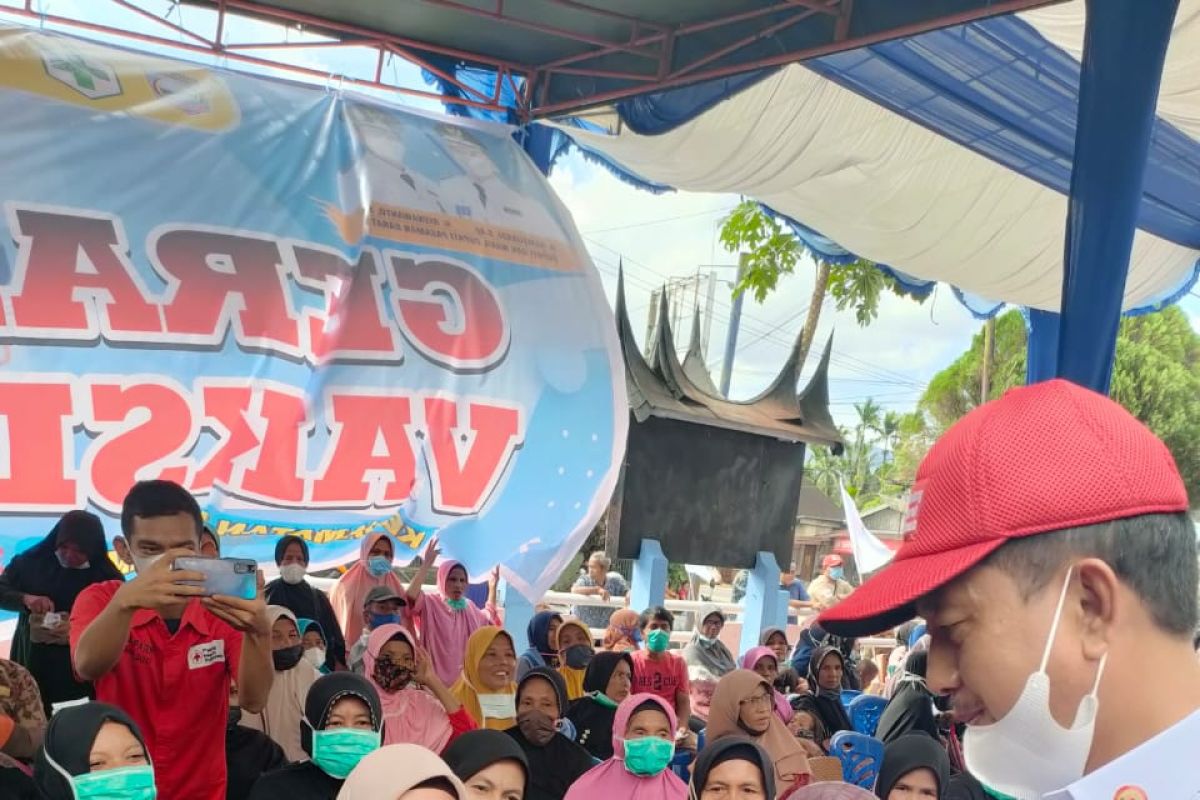 "Jebol" ala Nagari Sinuruik Pasbar, seribu orang dibawa ikut festival vaksinasi COVID-19