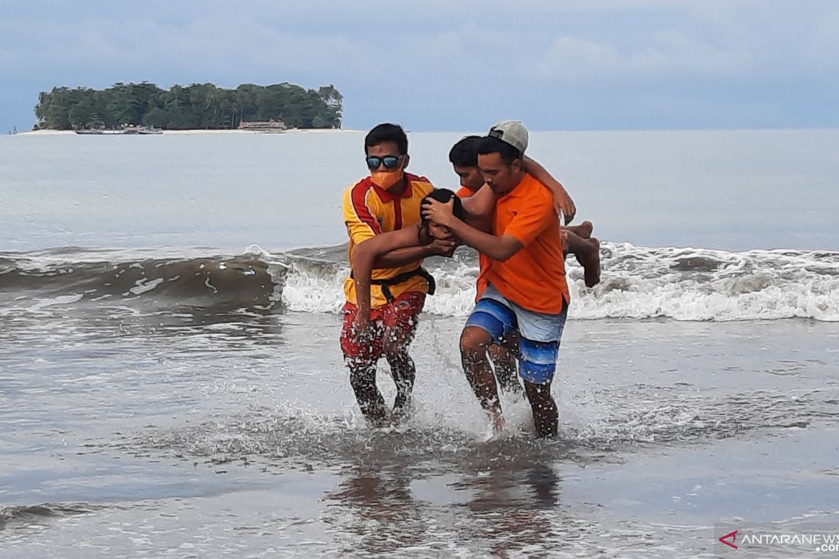 Sejumlah anggota Pokdarwis pantai di Pariaman dilatih selamatkan wisatawan terseret ombak