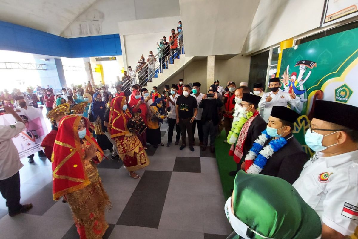 Mendarat di Ternate, Kafilah STQ Sumbar disambut tari pasambahan