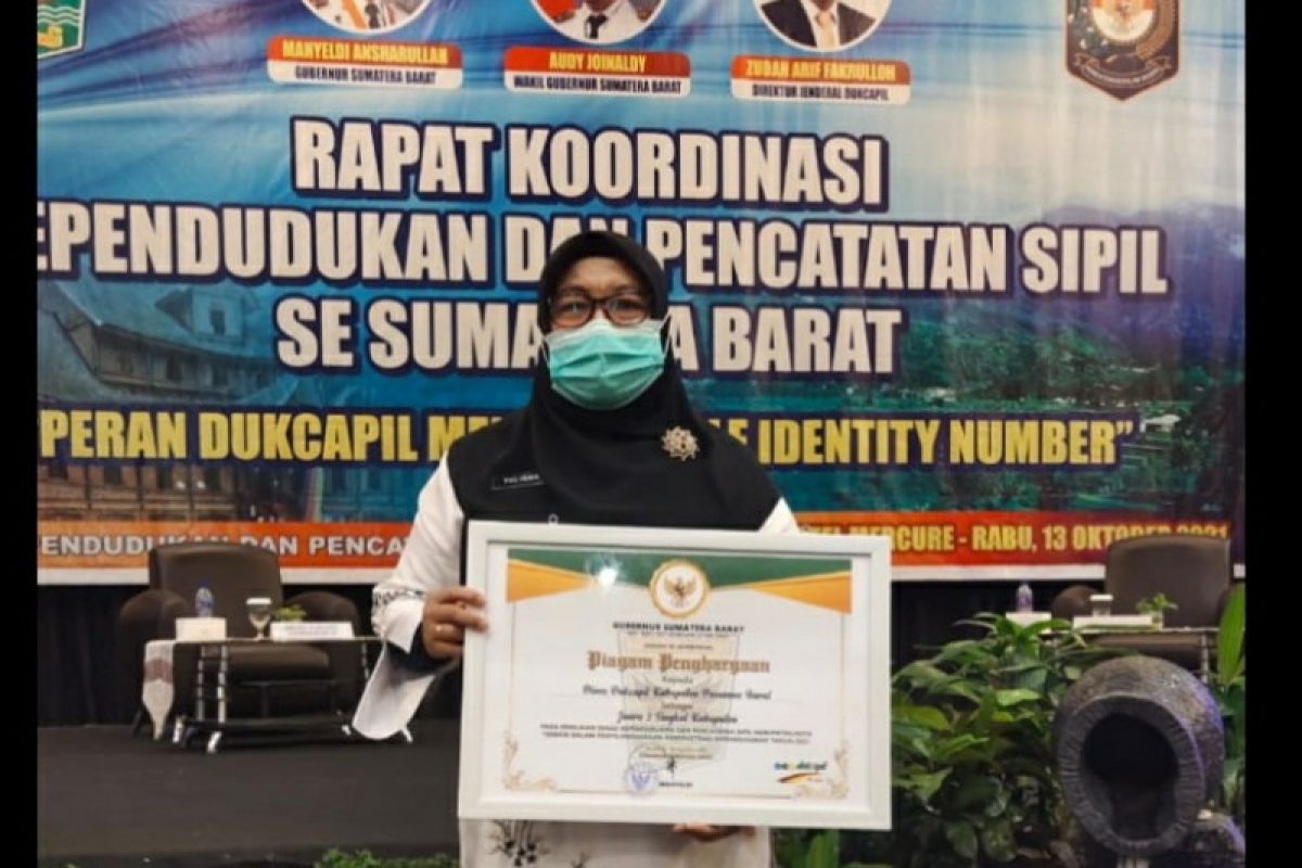 Di tengah Pandemi COVID-19 Disdukcapil Pasbar raih prestasi pelayanan adminduk2021