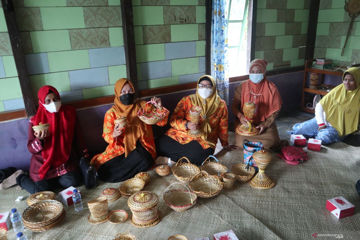 Dekranasda Belitung Timur mendorong pengembangan usaha produk kreatif