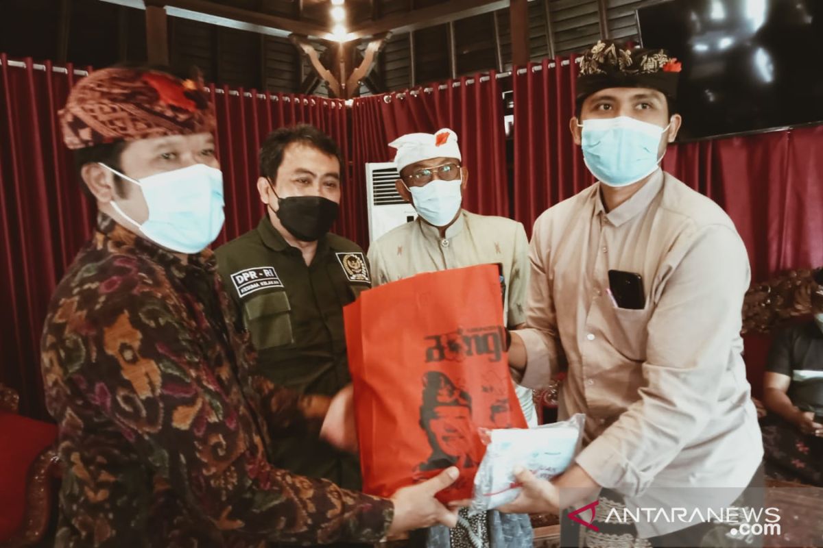 Bupati Bangli dan anggota DPR bagikan vitamin dan masker