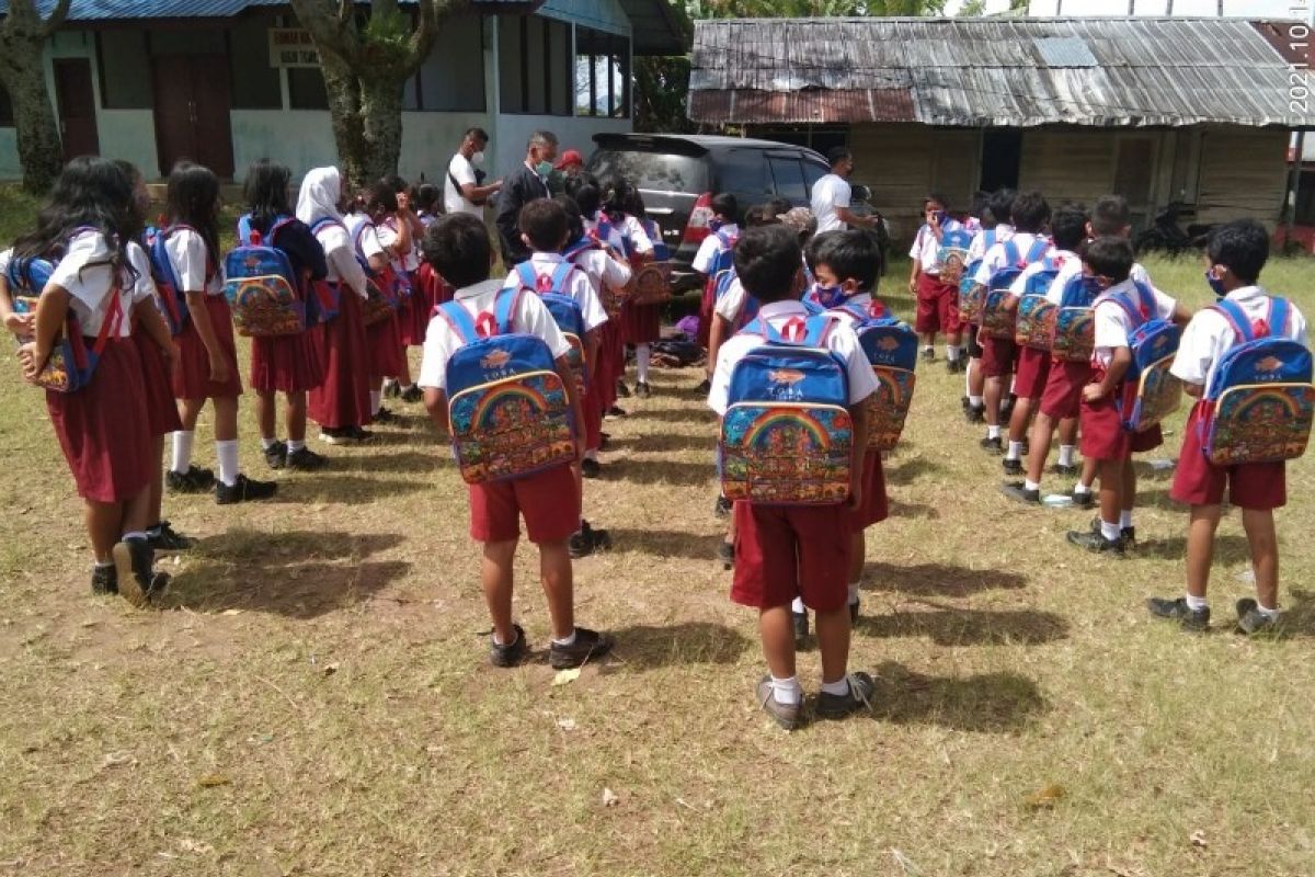PT STP bagikan masker dan tas dukung sekolah tatap muka