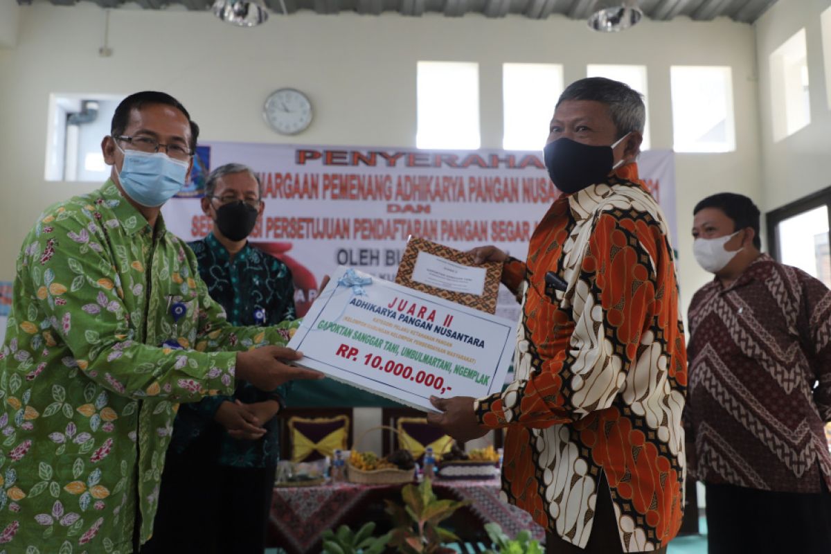 Sleman menyerahkan penghargaan Adhikarya Pangan Nusantara kepada KPM