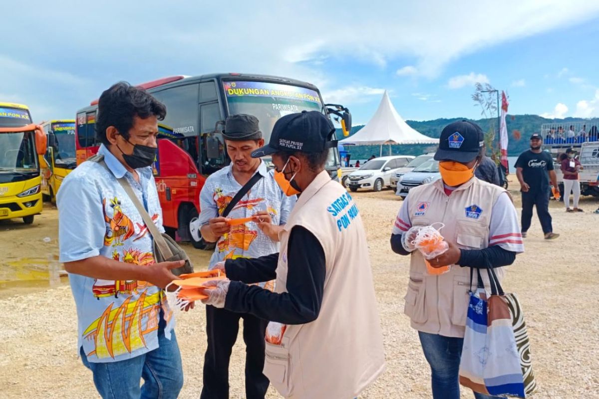 124 relawan prokes kota Jayapura gencarkan bagi masker cegah COVID-19