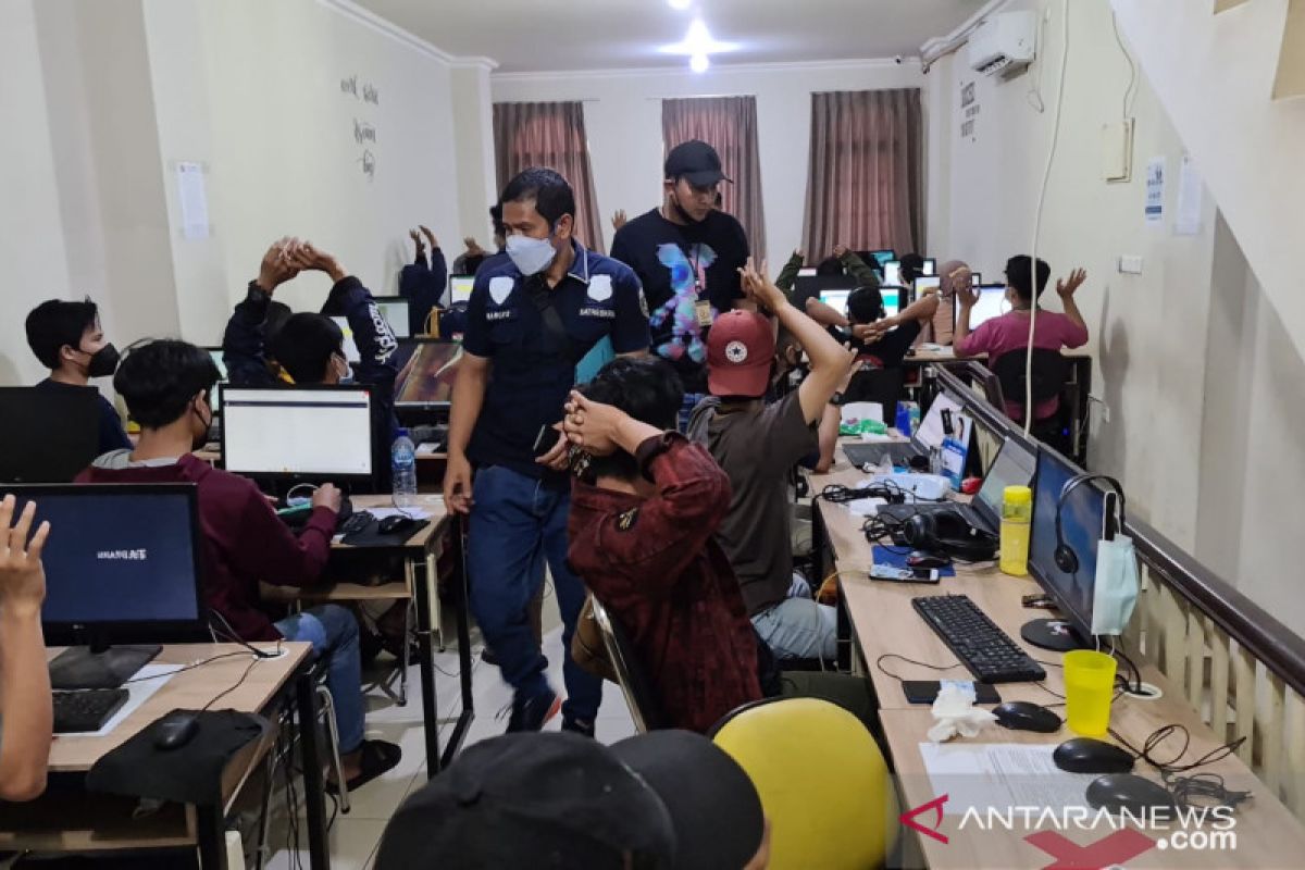 Polisi gerebek kantor sindikat pinjaman online