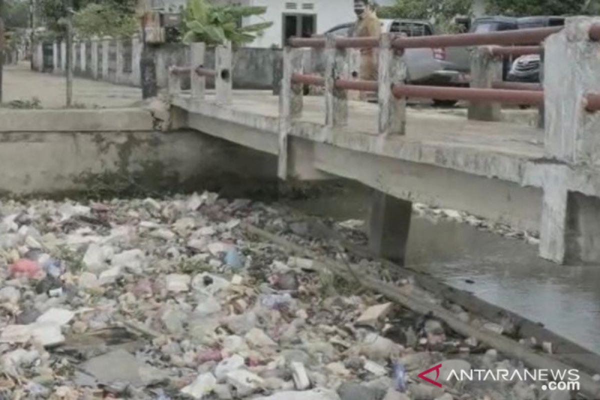 Banjir di Palembang kerap terjadi disebabkan saluran air tersumbat sampah