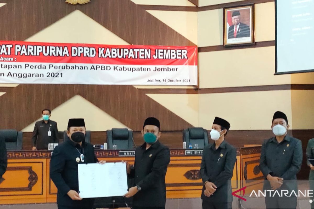 Bahas secara maraton, DPRD Jember akhirnya setujui Raperda P-APBD 2021