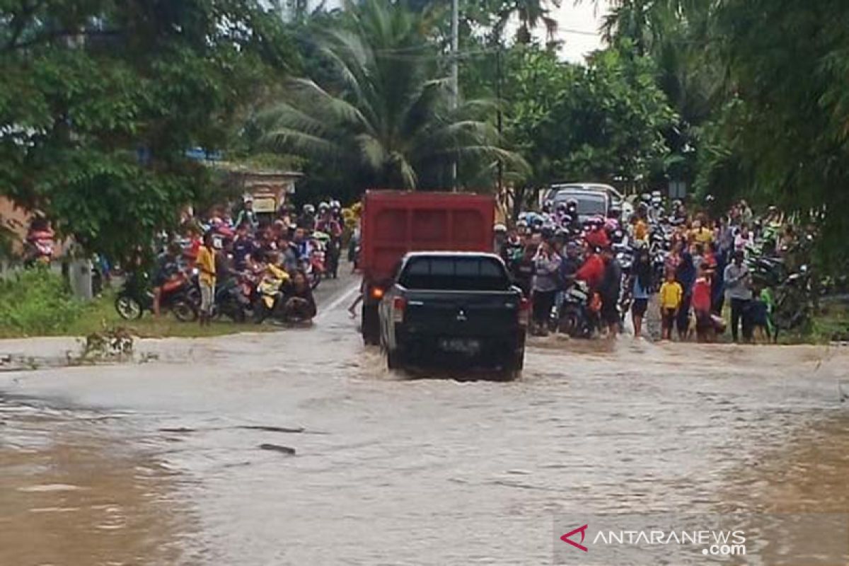Hujan deras, jalan desa di Bengkulu Tengah tergenang air
