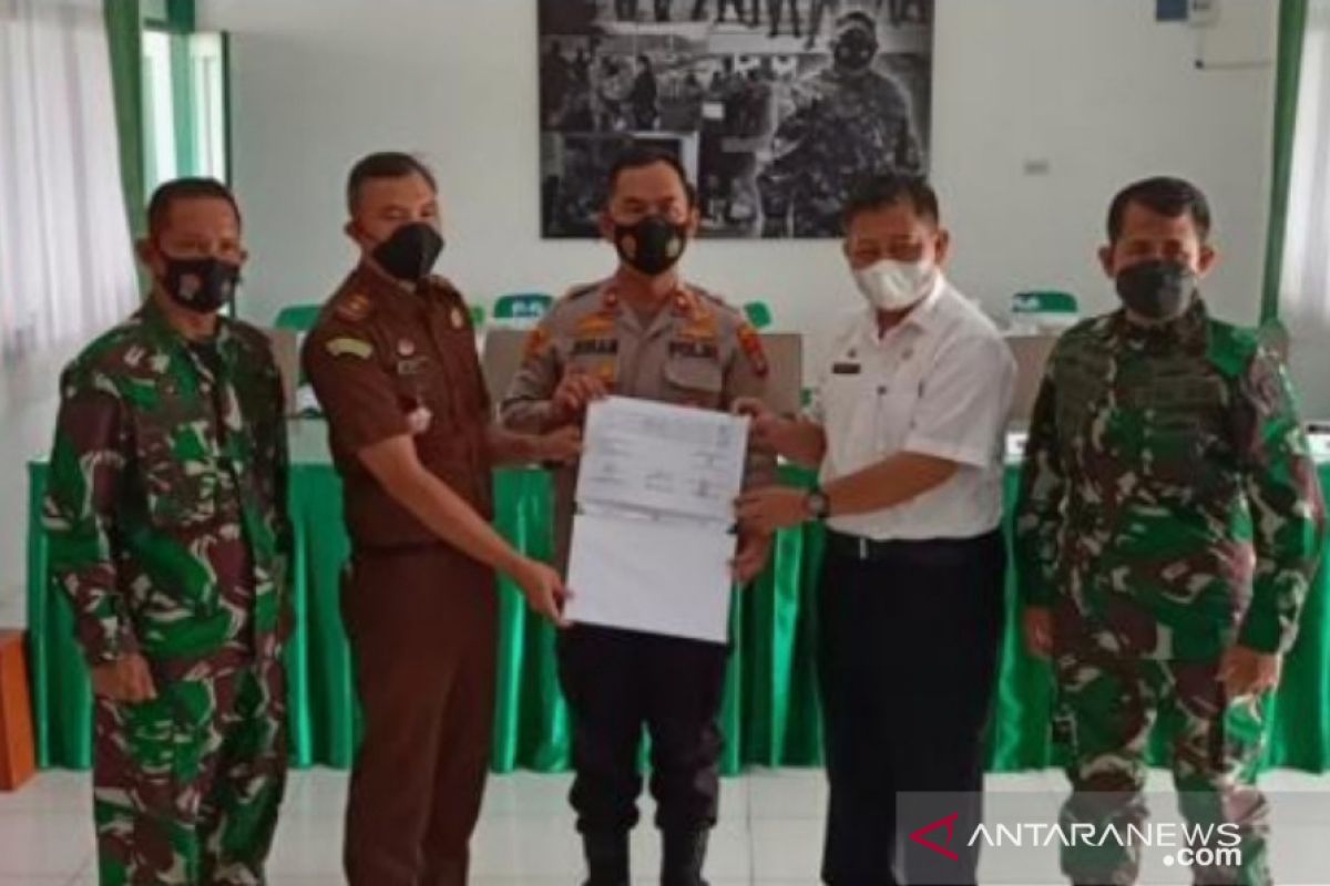 Kodim 0431/Bangka Barat menyalurkan bantuan tunai ke pedagang kaki lima