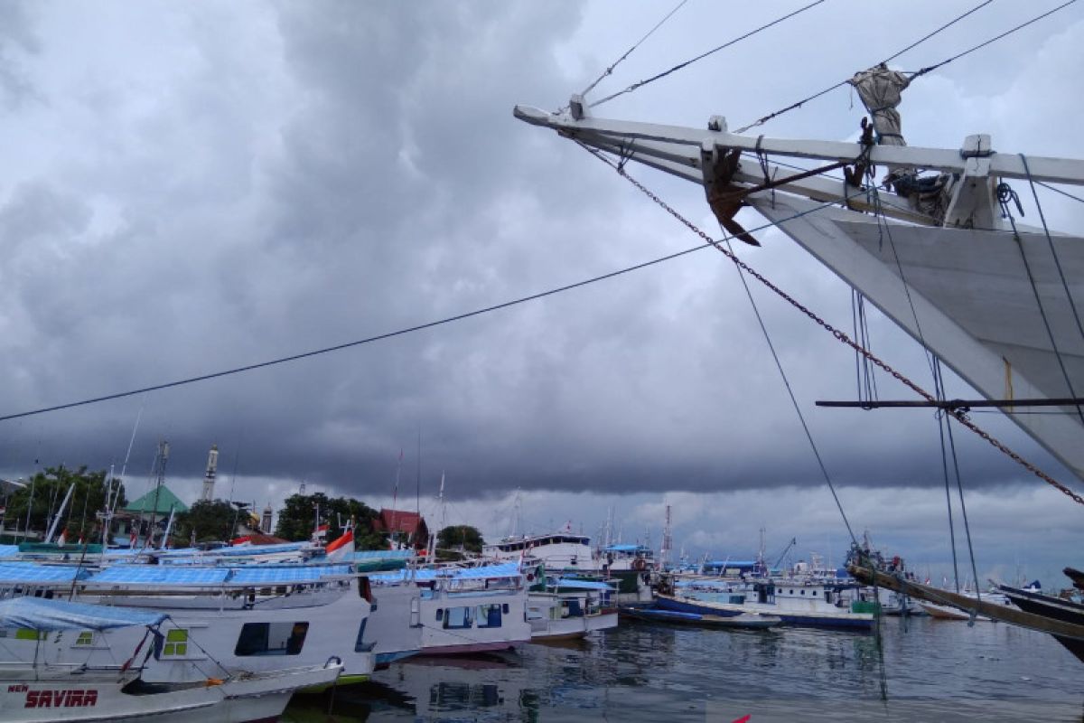 Kesyabandaran Utama Makassar minta nelayan waspadai cuaca ekstrem