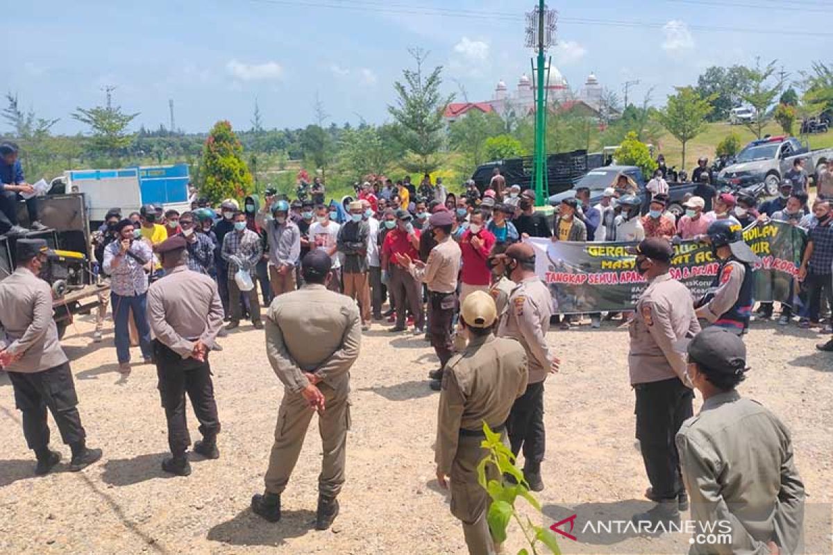 Ratusan warga demo Bupati Aceh Timur
