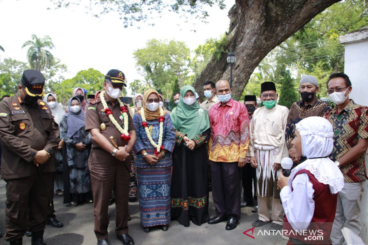Berkunjungan ke Aceh Tamiang, Kajati Aceh disambut murid SD juara pantun internasional