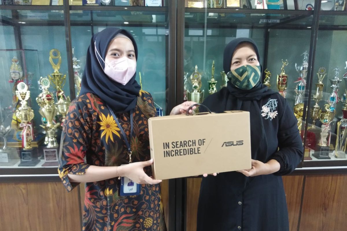 Bank Kalsel bantu laptop TK Al Quran dan TK Islam