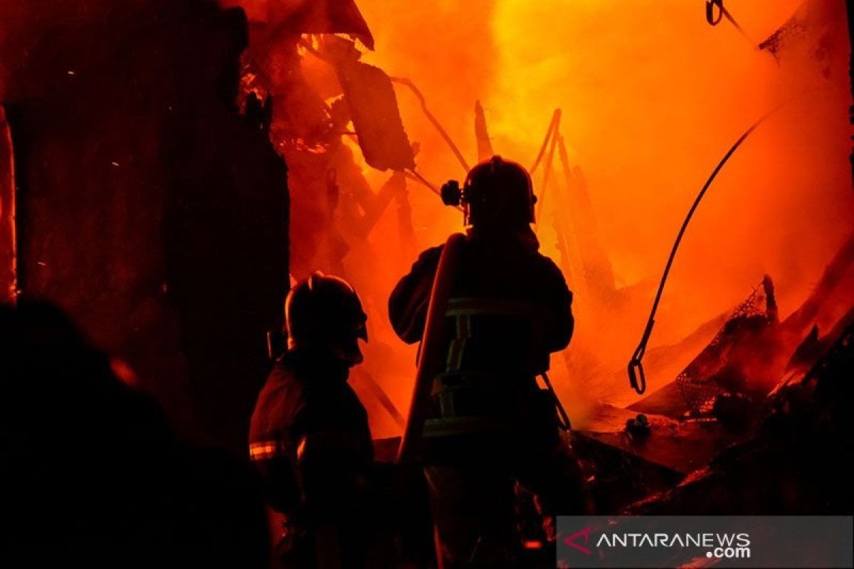 Sebuah rumah di Tanjung Duren terbakar diduga karena warga bakar angpao