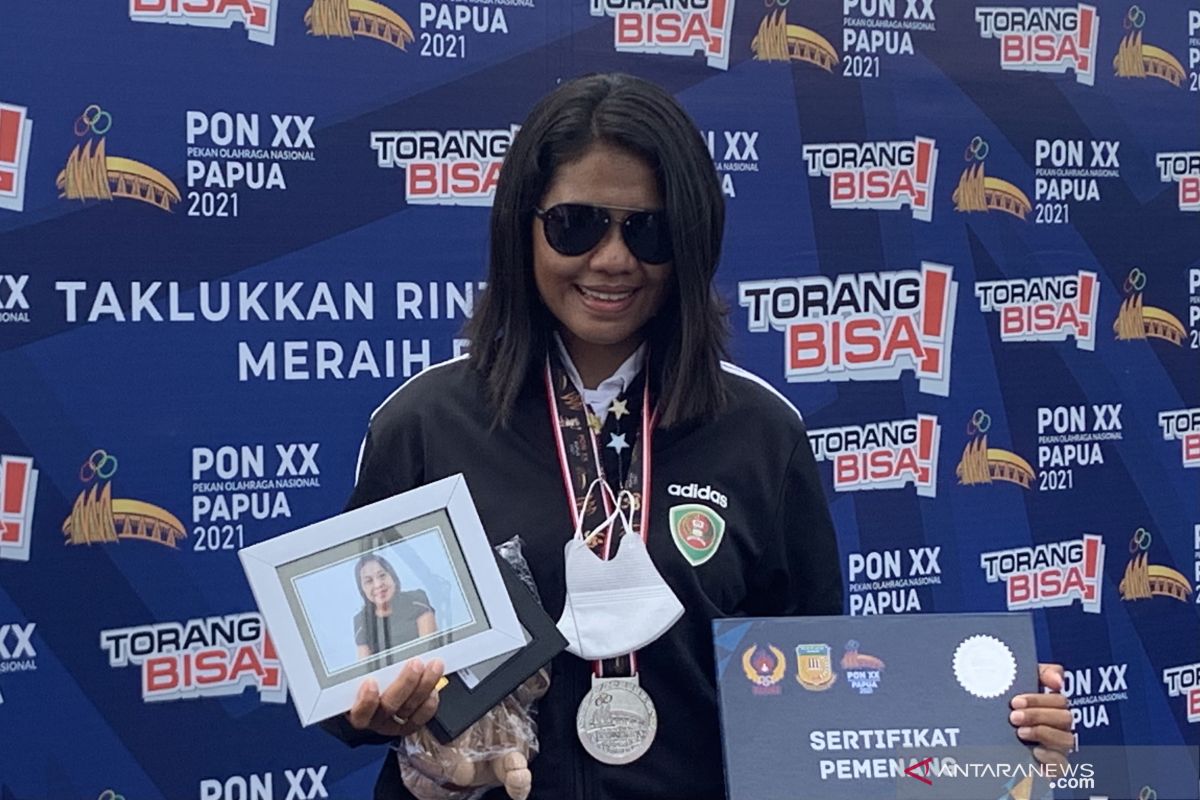 Naik podium bawa foto, Astrid persembahkan perak untuk mendiang ibunda