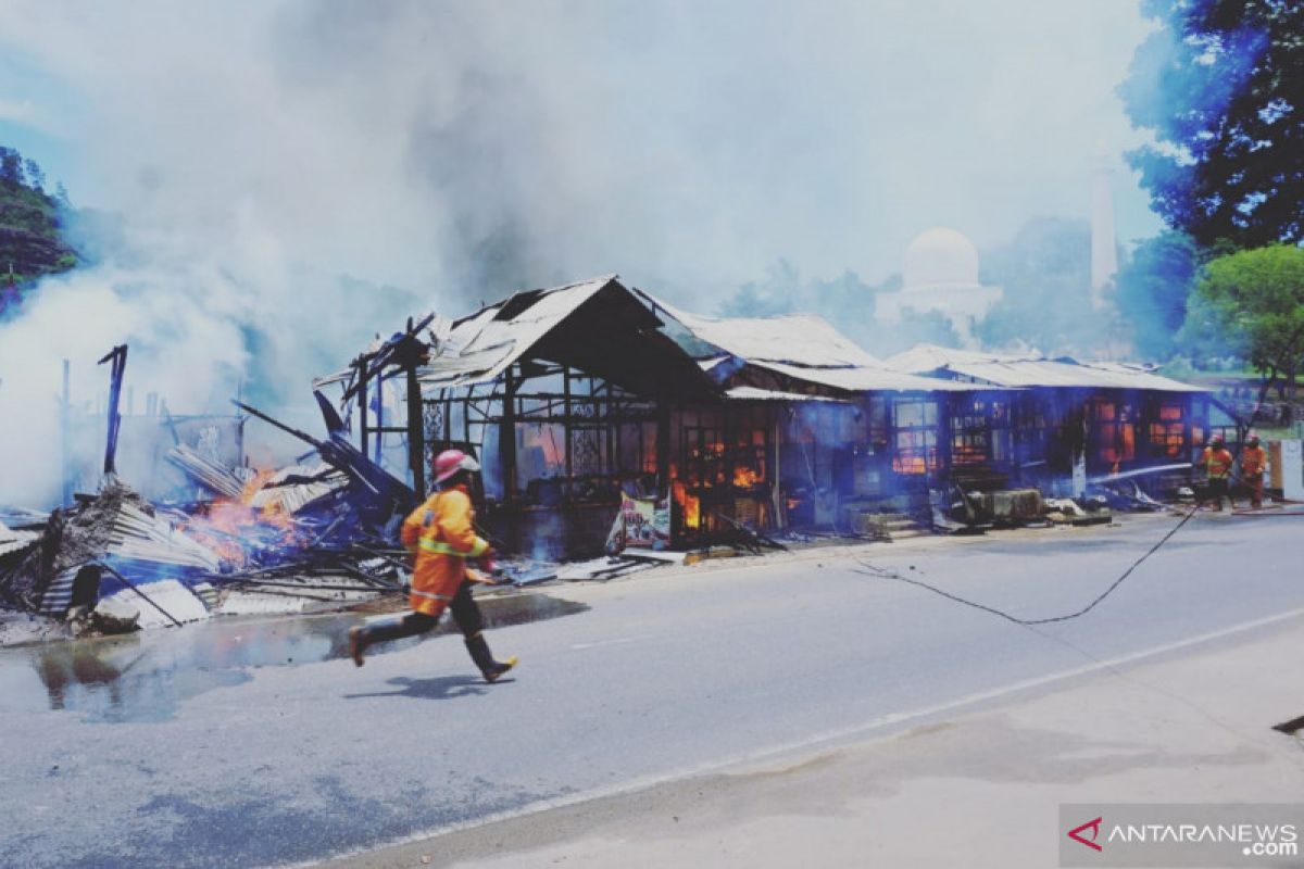 Bangunan samping Istano Basa Pagaruyung terbakar, 4 unit-30 personil damkar padamkan api