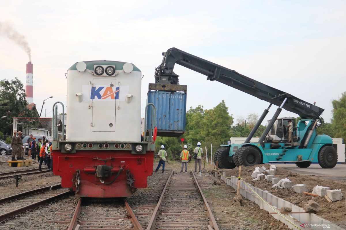 KAI buka kembali angkutan kereta barang rute Gresik-Jakarta