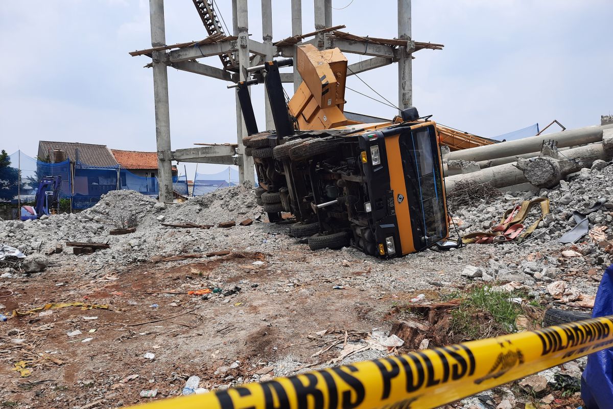 Bongkar menara air PDAM Depok, crane roboh timpa rumah warga