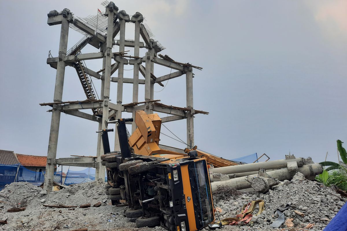 Damkar Depok berhasil selamatkan korban rumah tertimpa crane proyek PDAM