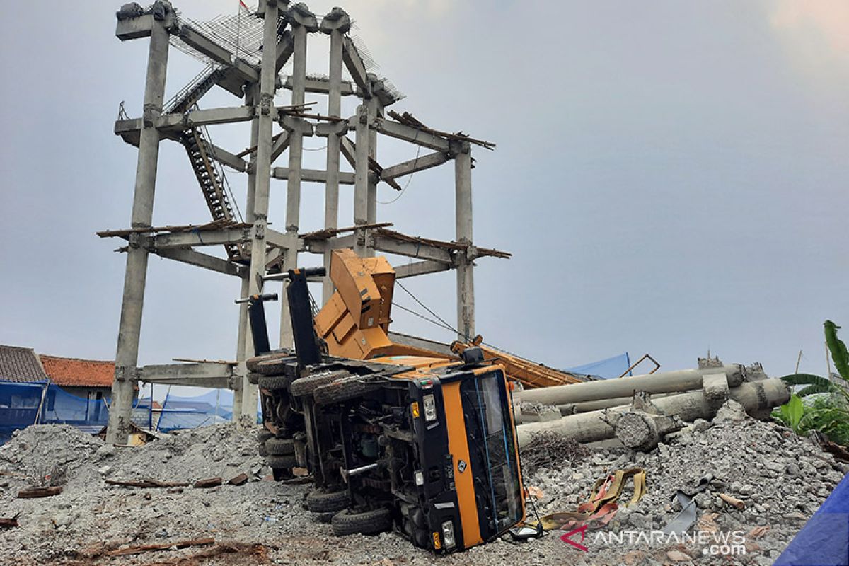 Damkar Depok selamatkan korban rumah tertimpa crane proyek PDAM