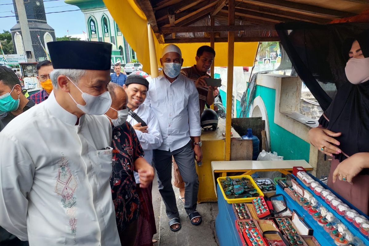 Gubernur Jateng Ganjar Pranowo minati batu bacan Malut