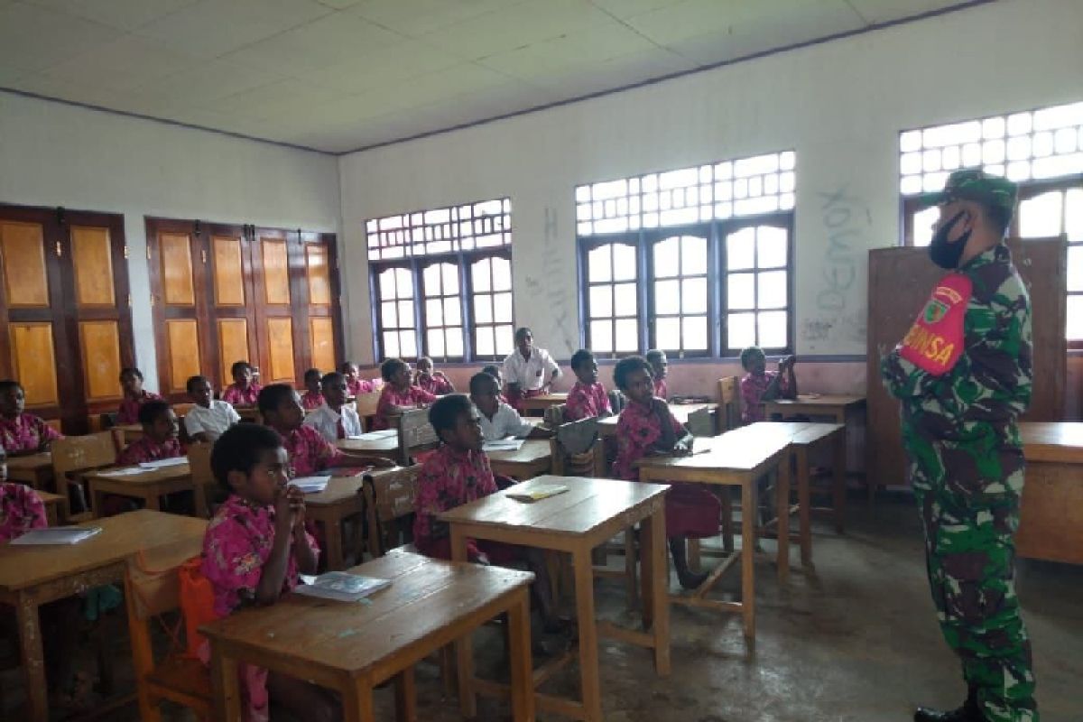 Personel TNI bantu mengajar siswa SD YPPK Deiyai Papua