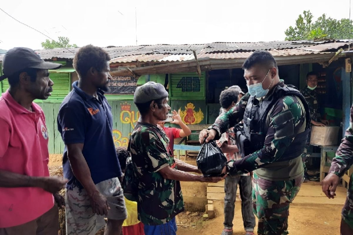 Satgas TNI bagikan sembako kepada warga Somografi di perbatasan RI-PNG